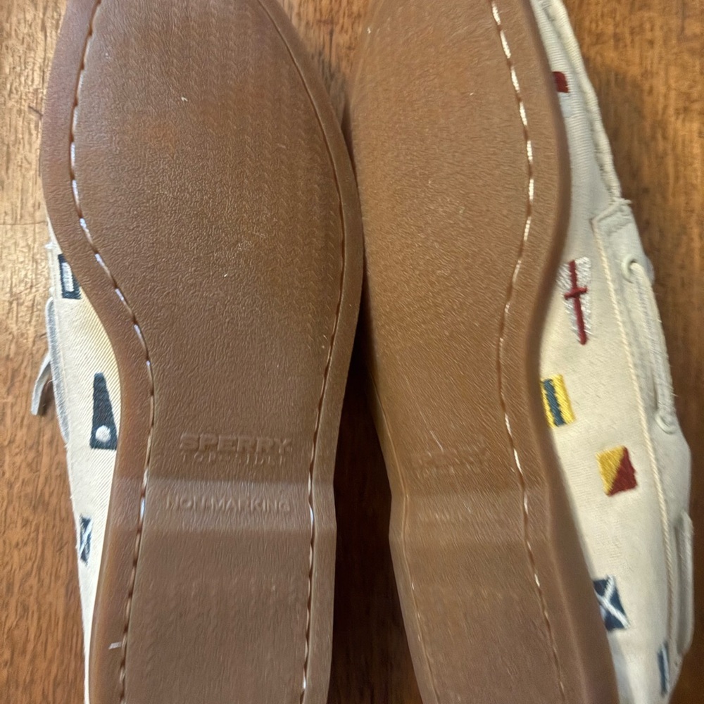 Sperry Men's Cream Boat Shoes with Flag Accents - Picture 3 of 5
